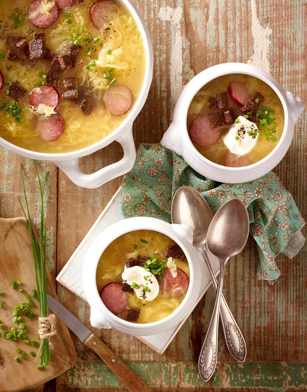 Sauerkrautsuppe mit Cabanossi und Pumpernickel-Croûtons Rezept