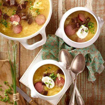 Sauerkrautsuppe mit Cabanossi und Pumpernickel-Croûtons Rezept