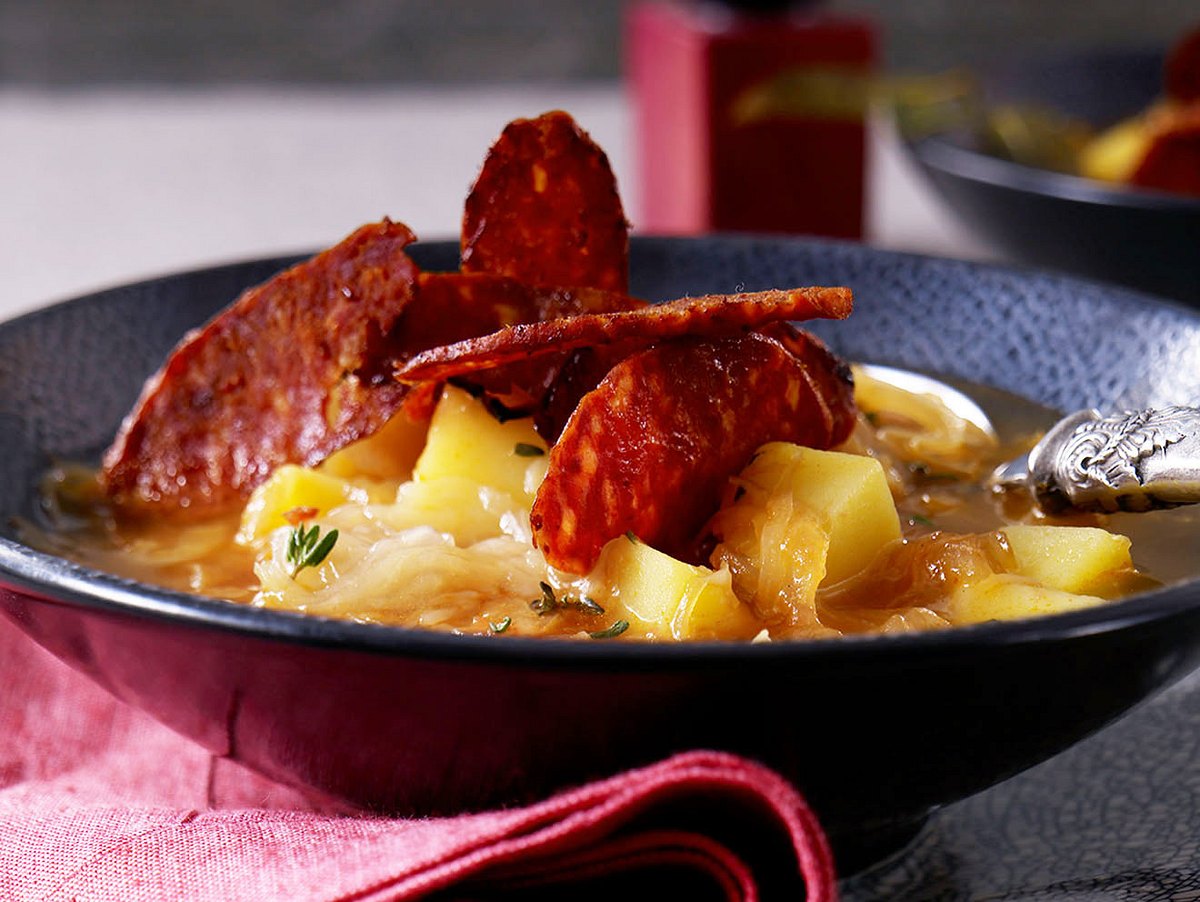 Sauerkrautsuppe mit Chorizo-Chips Rezept