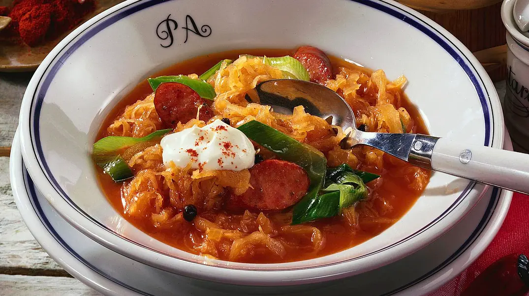 Sauerkrautsuppe mit Krakauer - so gehts - Foto: LECKER @ Bauer Media Group Sauerkrautsuppe mit Krakauer - so gehts - Foto: LECKER @ Bauer Media Group