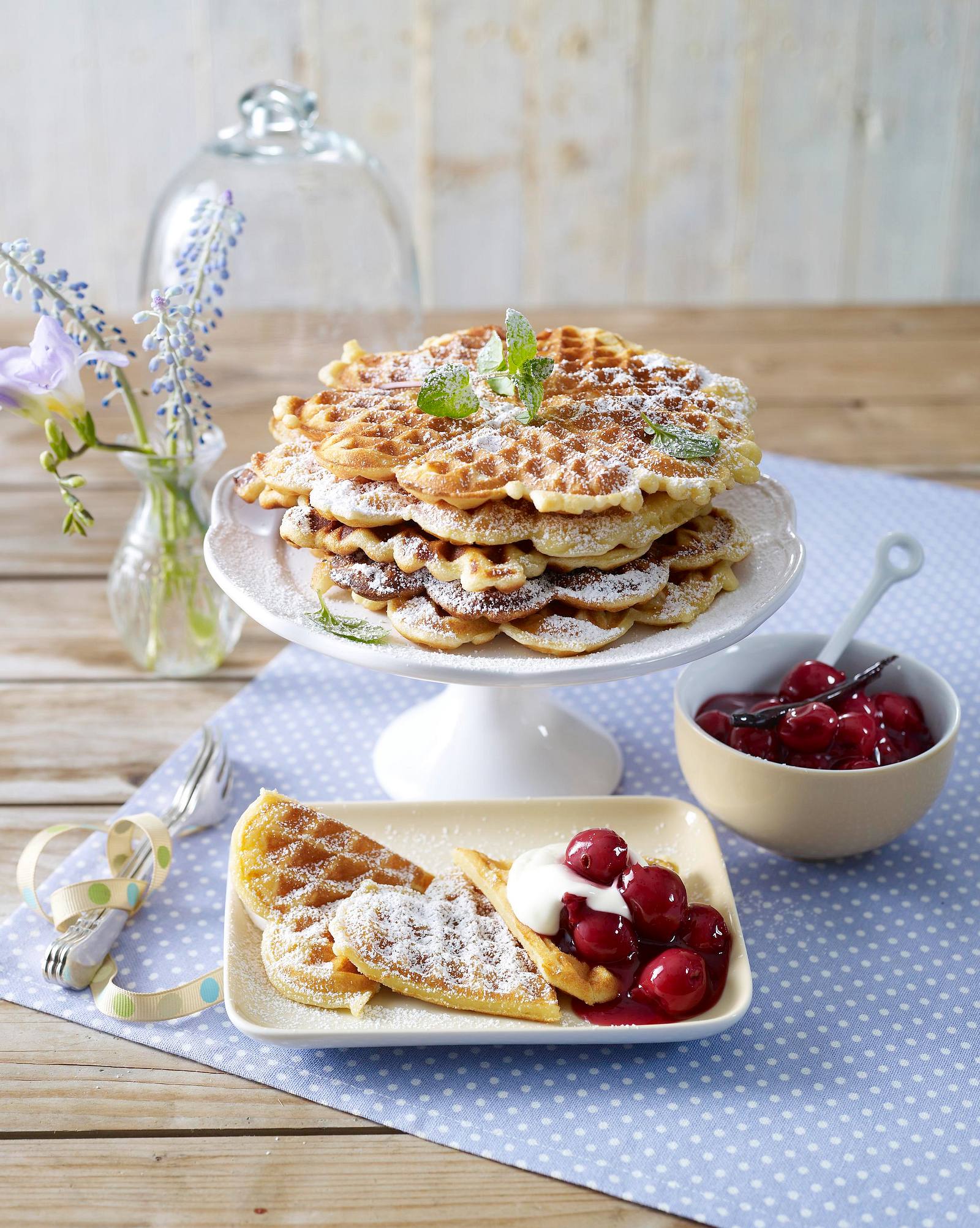 Sauerrahm-Waffeln mit Kirschkompott Rezept | LECKER