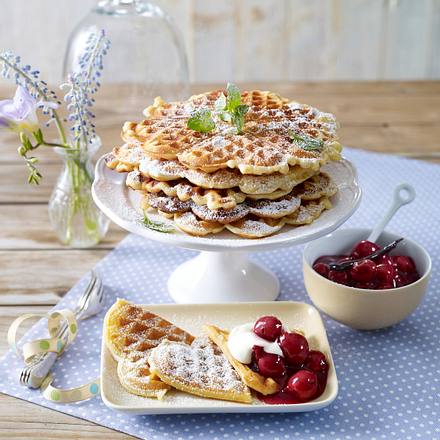 Sauerrahm-Waffeln mit Kirschkompott Rezept
