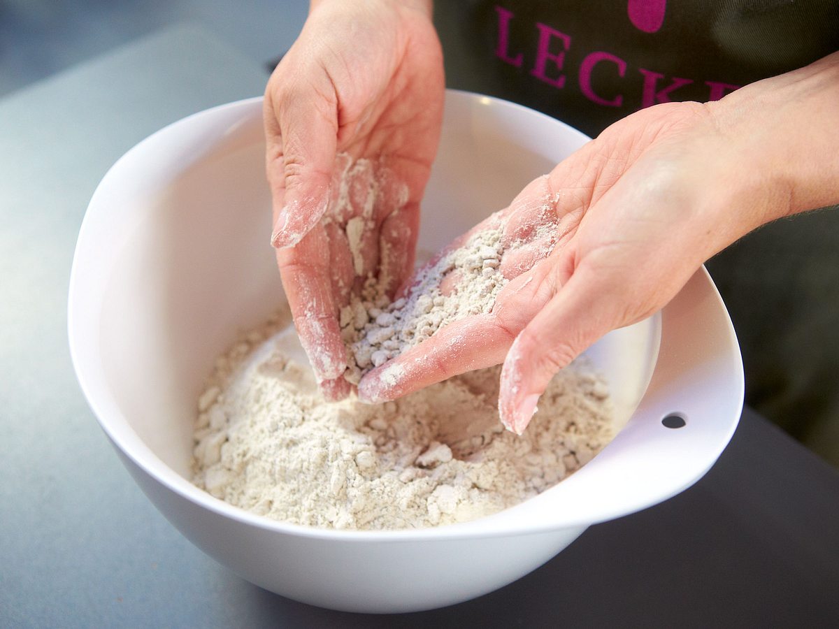 Sauerteigbrot backen: Hefe und Mehl zu Streuseln verreiben