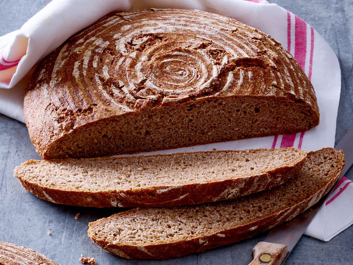 Selbst gebackenes Sauerteigbrot in Scheiben geschnitten