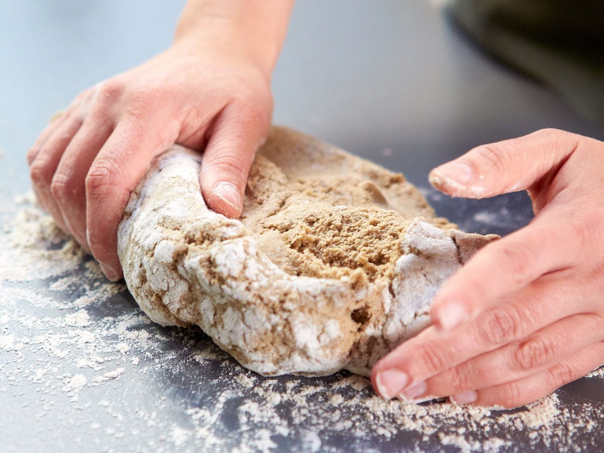 Sauerteigbrot backen: Teig gut durchkneten