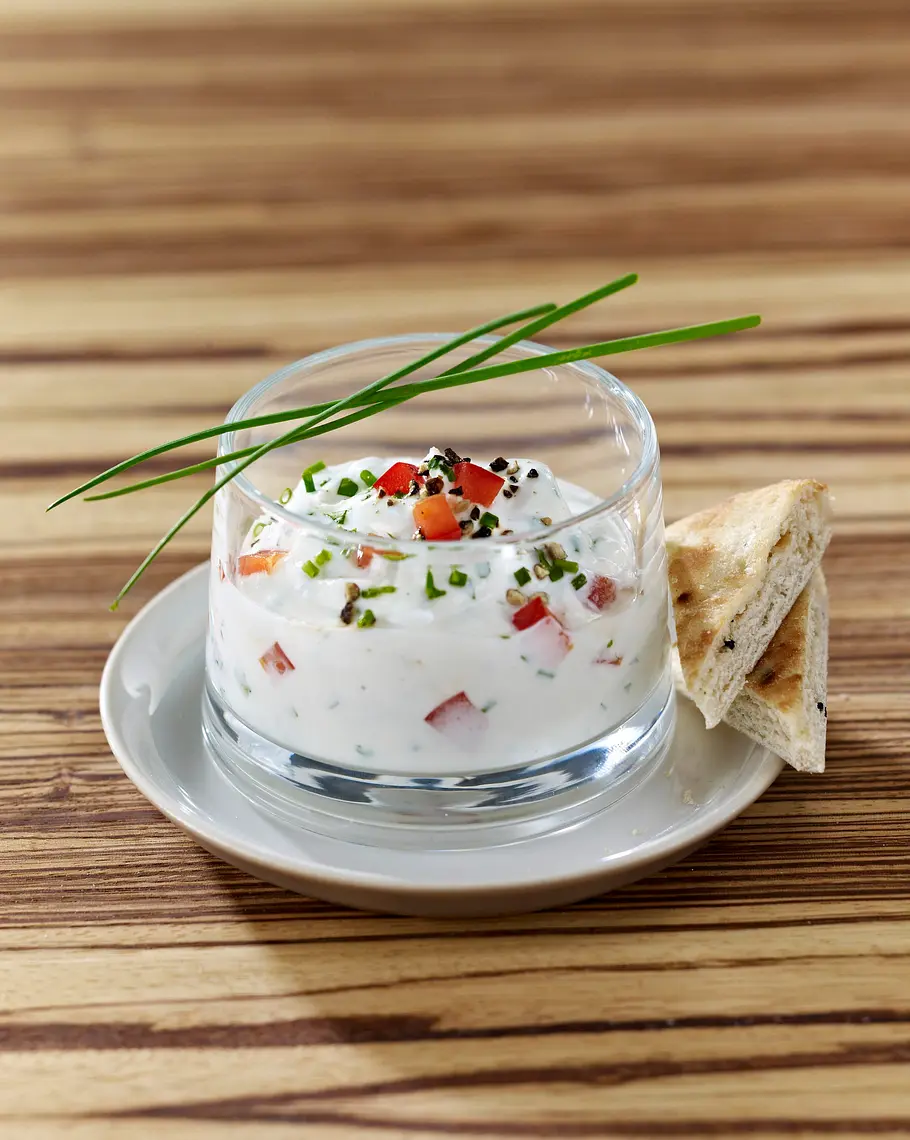 Saure-Sahne-Dip mit Quark, Petersilie, Schnittlauch und Paprika Rezept