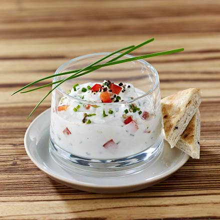 Saure-Sahne-Dip mit Quark, Petersilie, Schnittlauch und Paprika Rezept Saure-Sahne-Dip mit Quark, Petersilie, Schnittlauch und Paprika Rezept