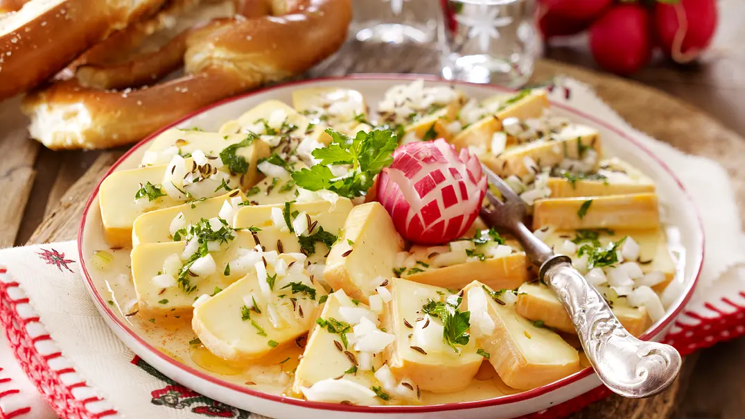 Saurer Käs Rezept - Foto: LECKER @ Bauer Media Group Saurer Käs Rezept - Foto: LECKER @ Bauer Media Group
