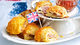 Sausage-Rolls mit Tomaten-Chutney Rezept - Foto: LECKER @ Bauer Media Group Sausage-Rolls mit Tomaten-Chutney Rezept - Foto: LECKER @ Bauer Media Group
