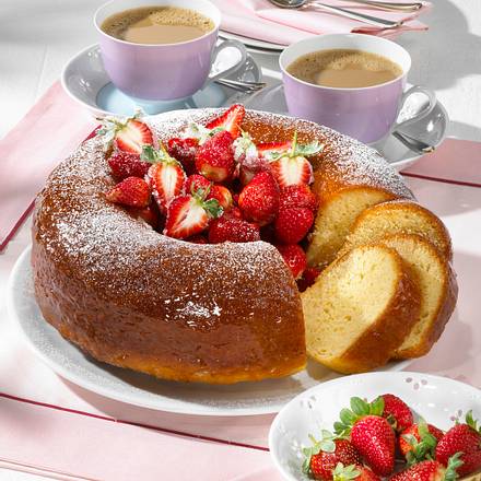 Savarin mit marinierten Erdbeeren Rezept Savarin mit marinierten Erdbeeren Rezept