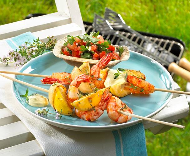 Scampi-Zitronenspieße mit Aioli und Tomaten-Petersilien-Salat Rezept Scampi-Zitronenspieße mit Aioli und Tomaten-Petersilien-Salat Rezept