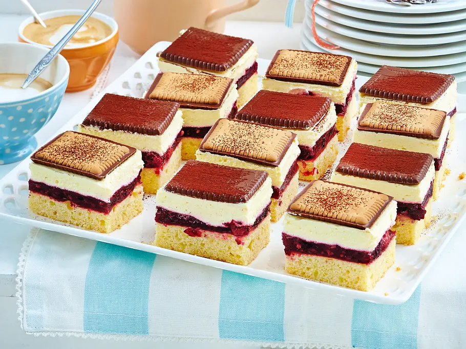 Schachbrett-Butterkeks-Kuchen mit Roter Grütze Rezept Schachbrett-Butterkeks-Kuchen mit Roter Grütze Rezept