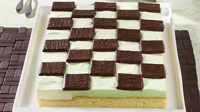 Schachbrett-Kuchen mit Schióko-Mint-Täfelchen Rezept - Foto: LECKER @ Bauer Media Group