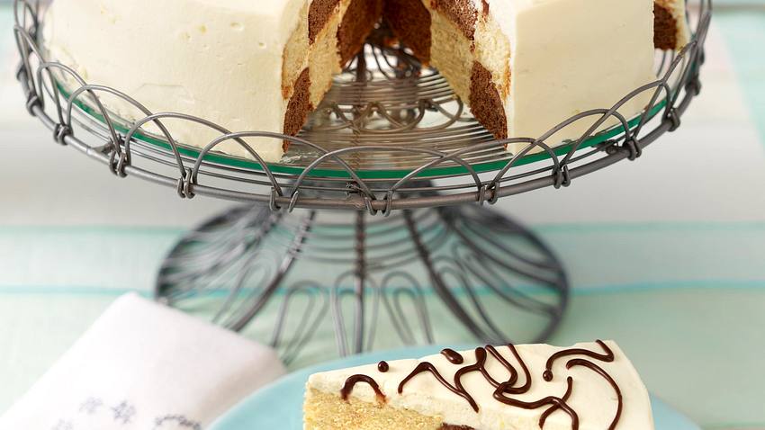 Schachbrett-Torte mit Creme double und Schokostreifen Rezept - Foto: House of Food / Bauer Food Experts KG