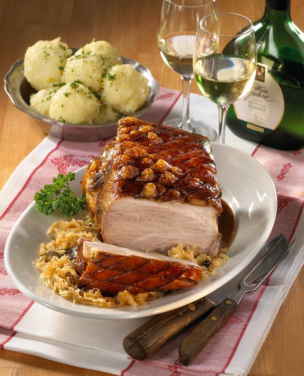 Schäufele mit Sauerkraut und Klößen Rezept | LECKER