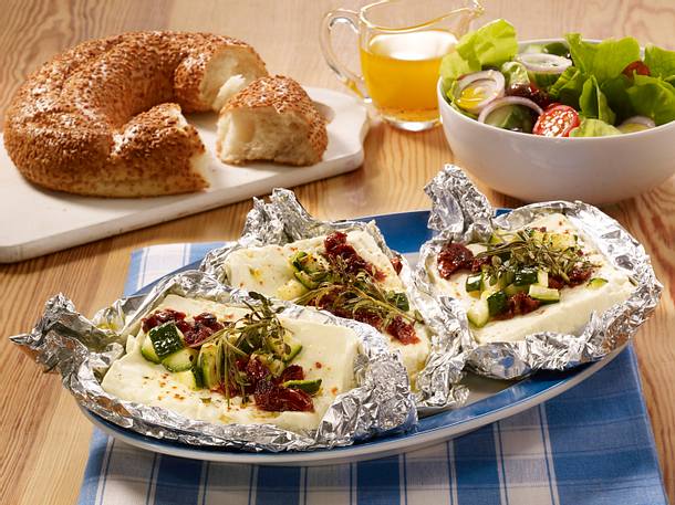 Schafskäse aus dem Ofen mit Salat und Sesamkringel Rezept Schafskäse aus dem Ofen mit Salat und Sesamkringel Rezept