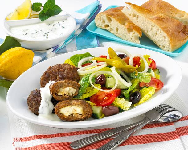 Schafskäse-Frikadellen auf Bauernsalat mit Joghurtsoße Rezept Schafskäse-Frikadellen auf Bauernsalat mit Joghurtsoße Rezept