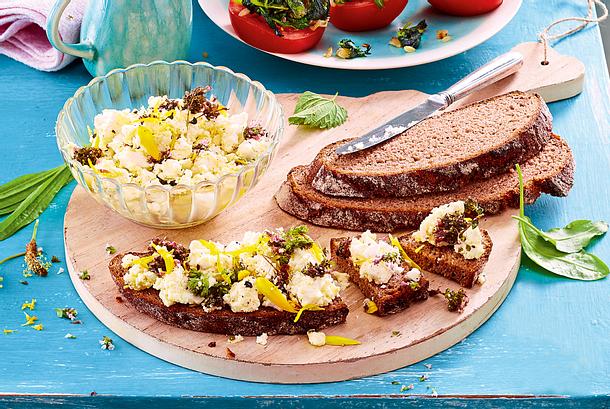 Schafskäse mit essbaren Blüten Rezept Schafskäse mit essbaren Blüten Rezept