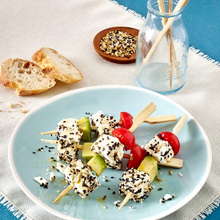 Schafskäse-Spieße mit Avocado und Kirschtomaten Rezept Schafskäse-Spieße mit Avocado und Kirschtomaten Rezept