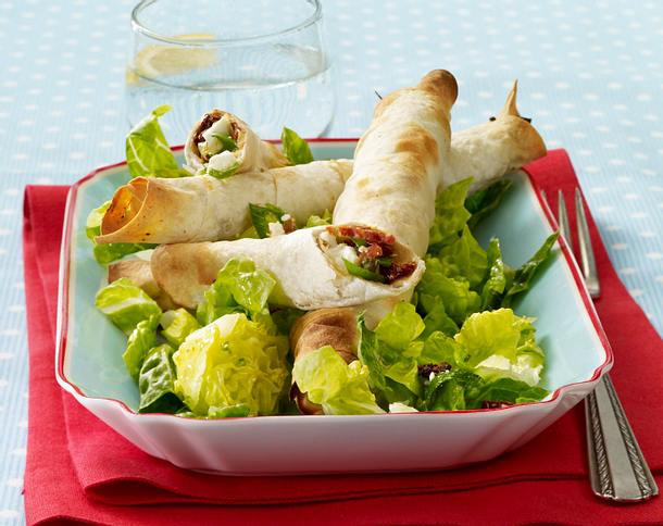 Schafskäseröllchen auf Römersalat Rezept