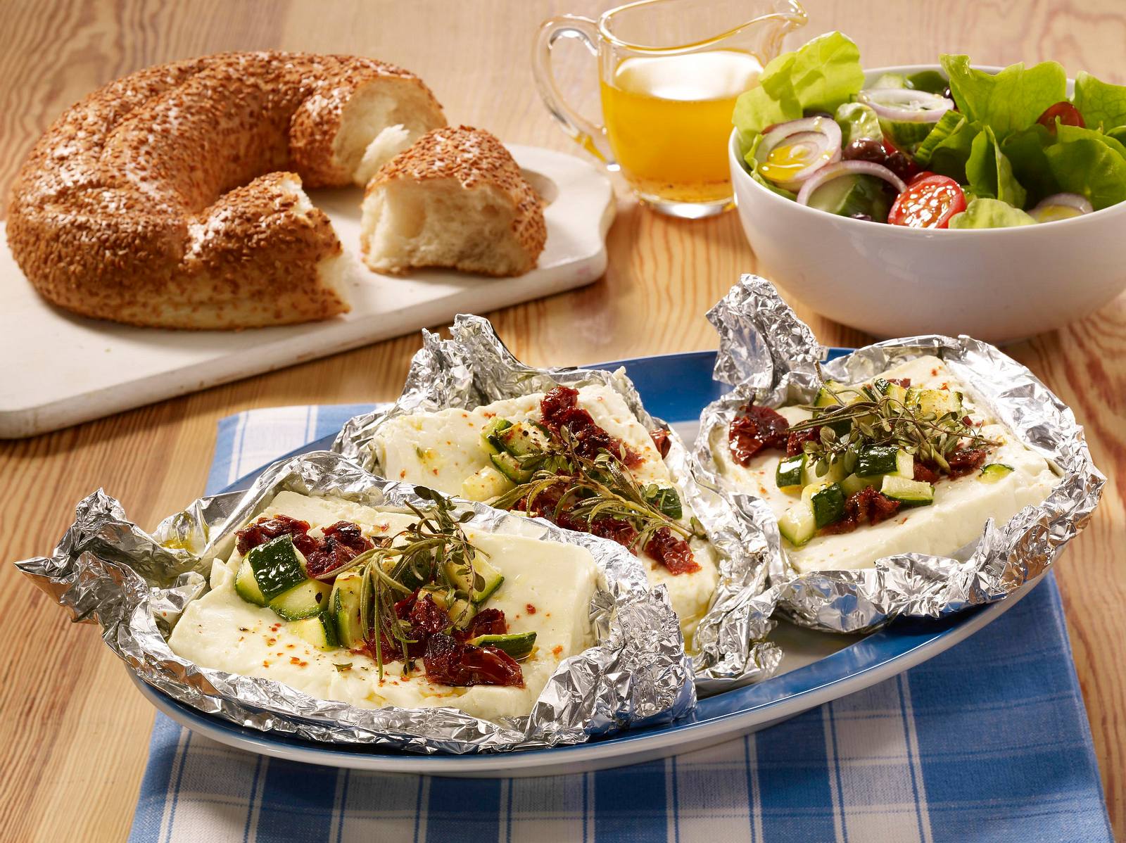 Schafskäse aus dem Ofen mit Salat und Sesamkringel Rezept | LECKER