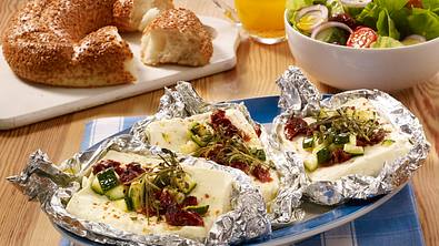 Schafskäse aus dem Ofen mit Salat und Sesamkringel Rezept - Foto: LECKER @ Bauer Media Group