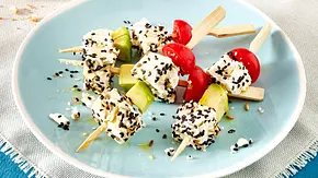 Schafskäse-Spieße mit Avocado und Kirschtomaten Rezept - Foto: LECKER @ Bauer Media Group