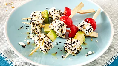 Schafskäse-Spieße mit Avocado und Kirschtomaten Rezept - Foto: LECKER @ Bauer Media Group