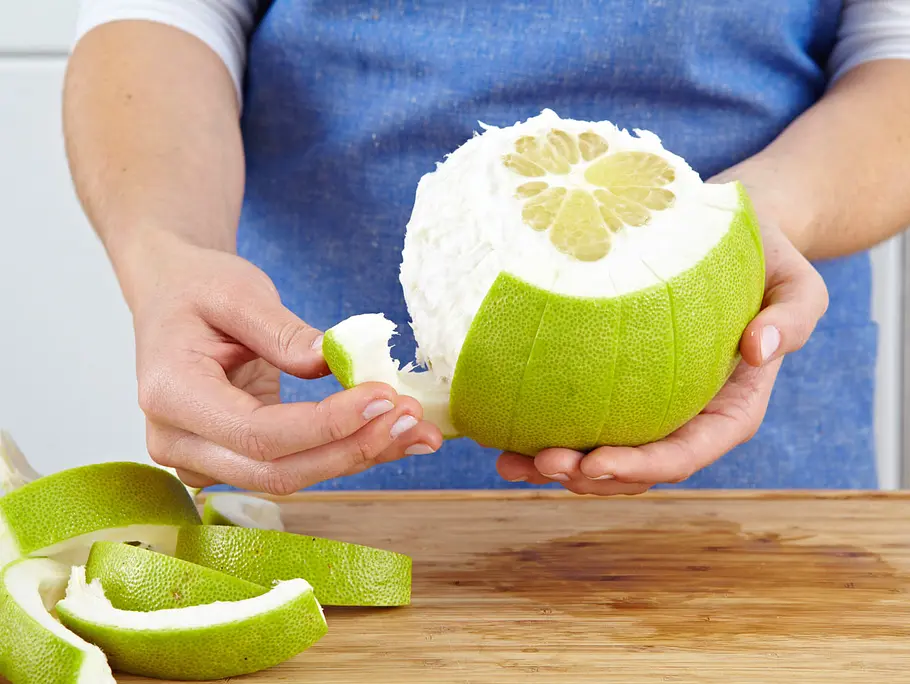 Schale der Pomelo abziehen