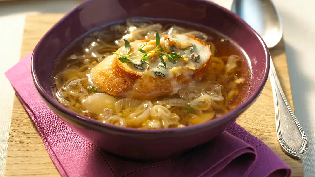 Schalotten-Suppe mit Käsebrot Rezept - Foto: LECKER @ Bauer Media Group Schalotten-Suppe mit Käsebrot Rezept - Foto: LECKER @ Bauer Media Group