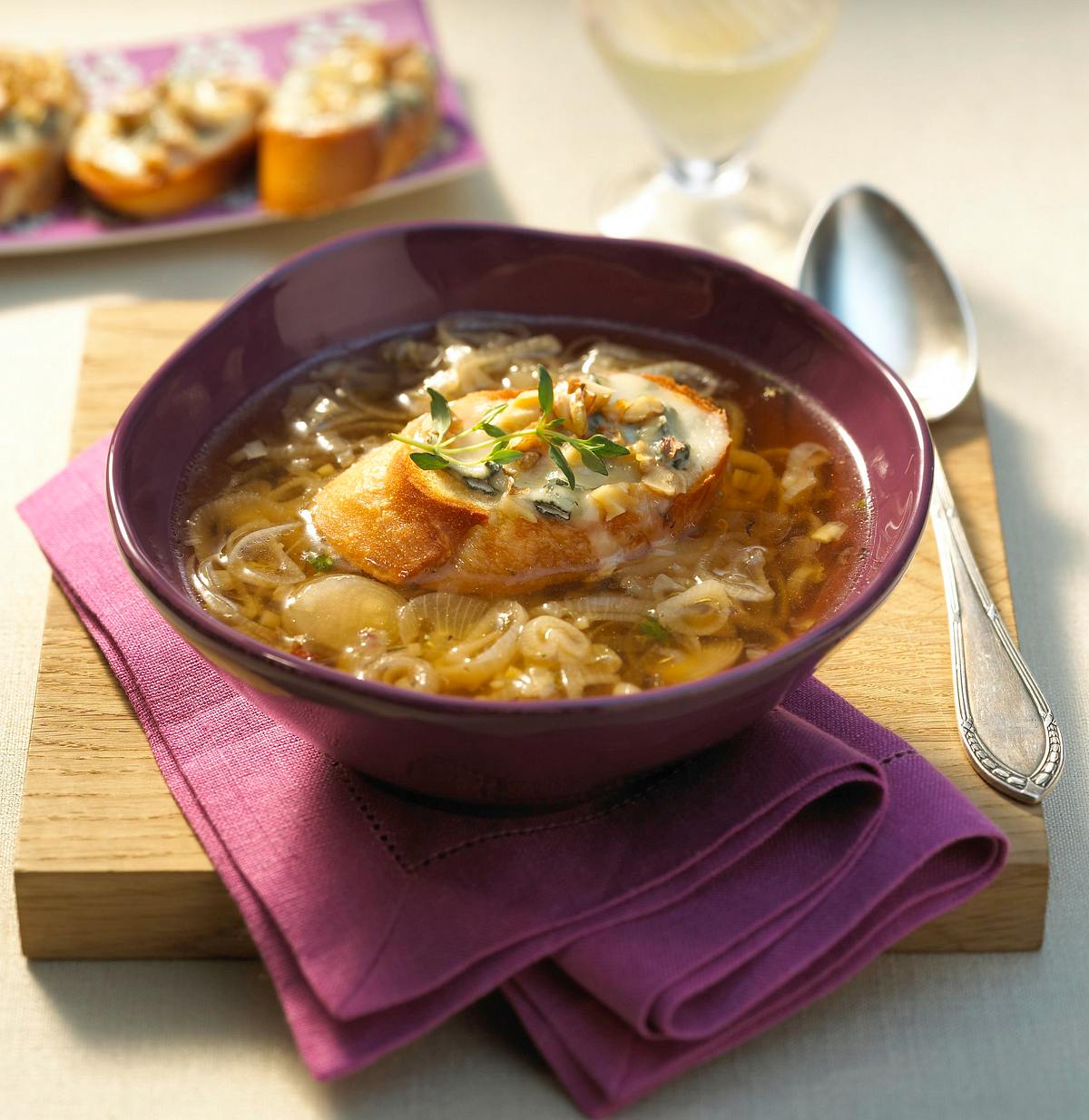 Schalotten-Suppe mit Käsebrot Rezept