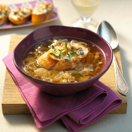 Schalottensuppe mit Nuss-Baguette Rezept