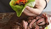 Scharf gebratenes Rindfleisch in Salat-Wraps mit eingelegten Karotten Rezept - Foto: House of Food / Bauer Food Experts KG