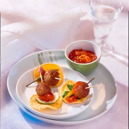 Scharfe Hackbällchen auf Nachos mit feuriger Soße Rezept Scharfe Hackbällchen auf Nachos mit feuriger Soße Rezept