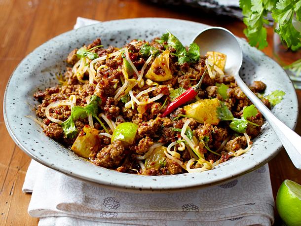 Scharfe Hackpfanne mit Limetten und Sprossen Rezept