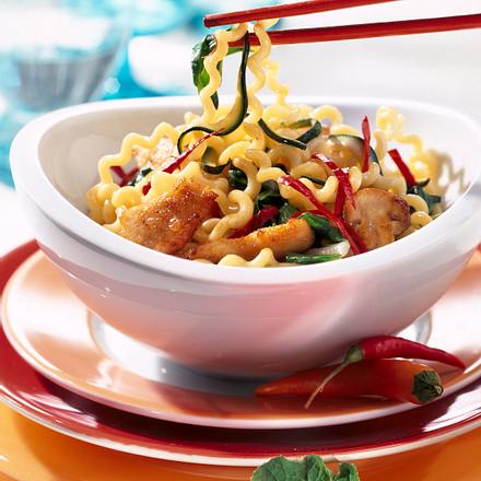 Scharfe Hähnchennudeln mit Paksoi und Chili Rezept Scharfe Hähnchennudeln mit Paksoi und Chili Rezept