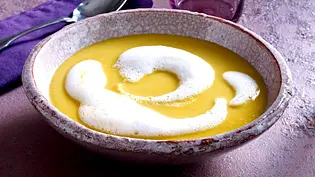 Scharfe Ingwer-Kürbis-Suppe mit Kokosschaum Rezept - Foto: LECKER @ Bauer Media Group