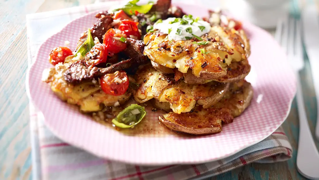 Scharfe Kartoffelschnitzelchen mit warmem Steaksalat Rezept - Foto: LECKER @ Bauer Media Group Scharfe Kartoffelschnitzelchen mit warmem Steaksalat Rezept - Foto: LECKER @ Bauer Media Group