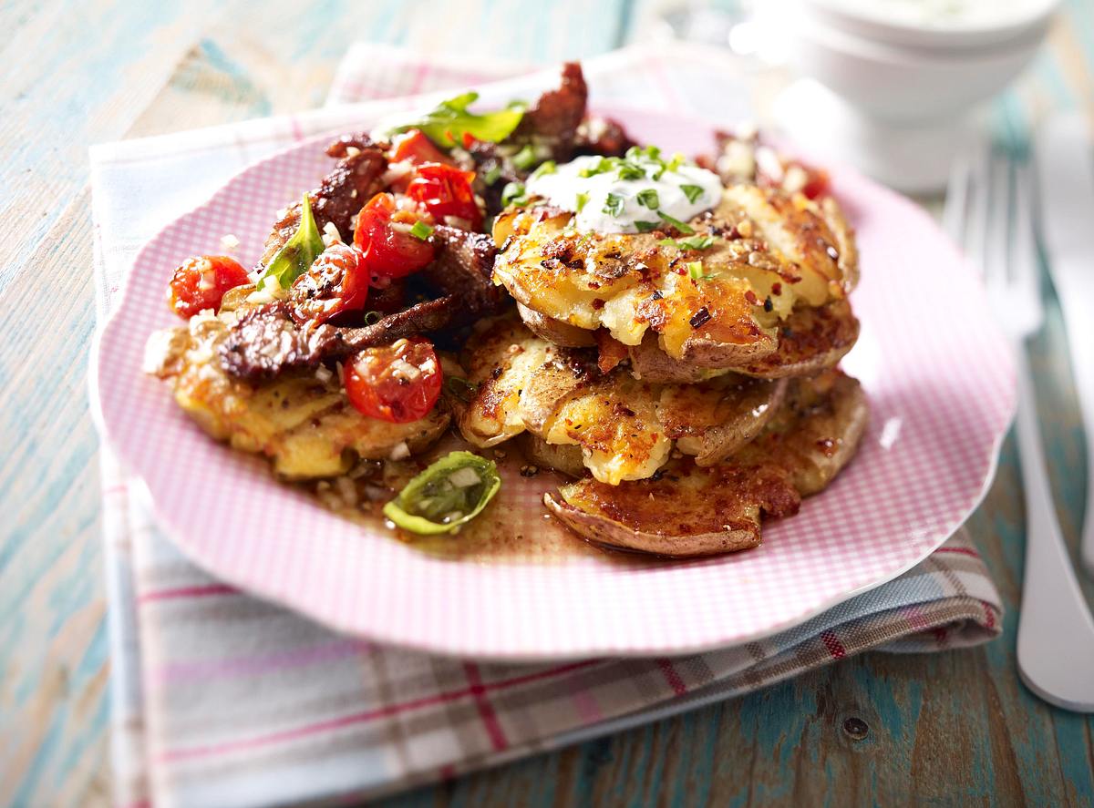 Scharfe Kartoffelschnitzelchen mit warmem Steaksalat Rezept