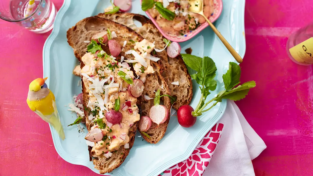Scharfe Meerrettich-Obazda-Crostini Rezept - Foto: LECKER @ Bauer Media Group