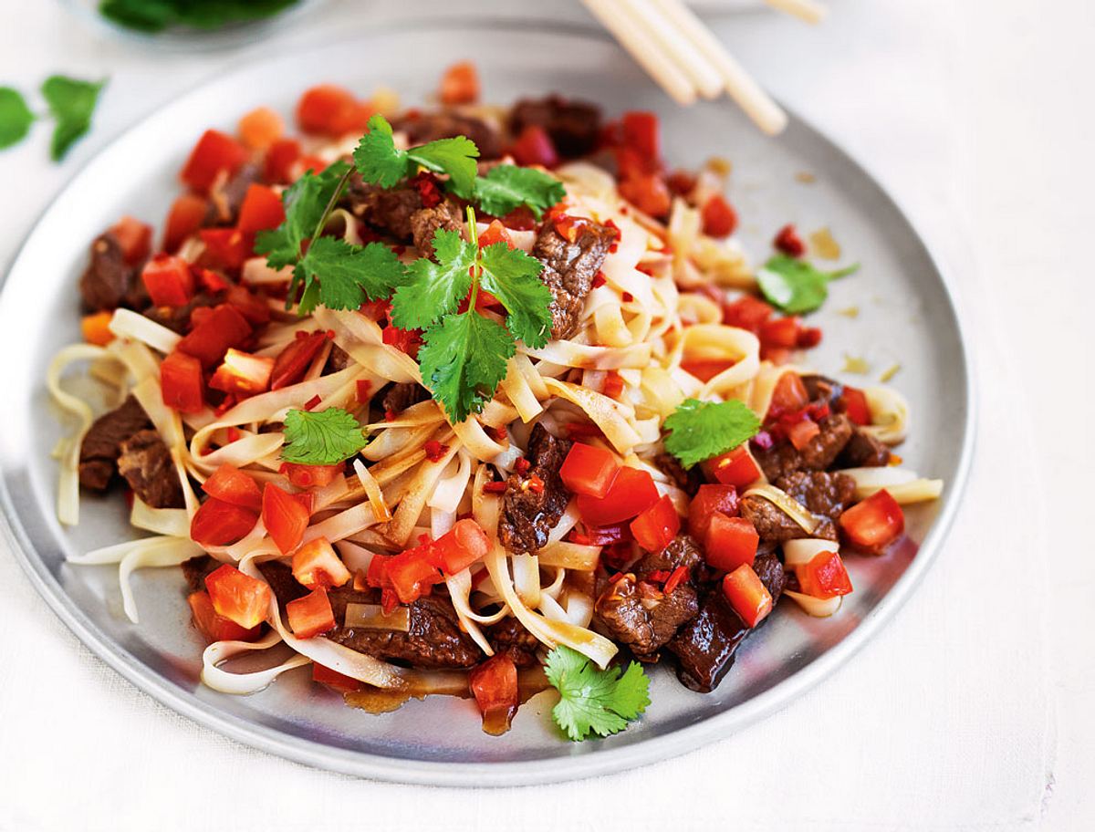 Scharfe Reisnudeln mit Steakstreifen Rezept