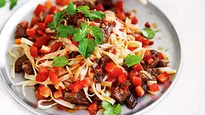 Scharfe Reisnudeln mit Steakstreifen Rezept - Foto: LECKER @ Bauer Media Group