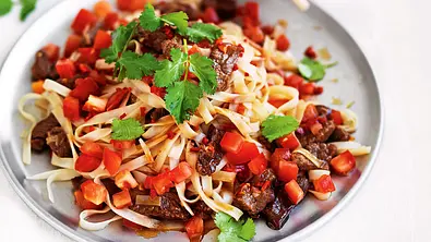 Scharfe Reisnudeln mit Steakstreifen Rezept - Foto: LECKER @ Bauer Media Group