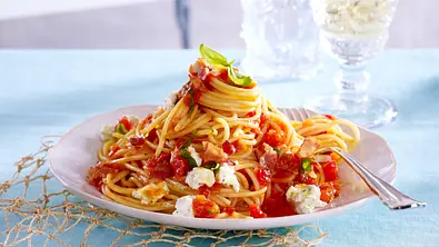 Scharfe Spaghetti mit Speck Rezept - Foto: LECKER @ Bauer Media Group
