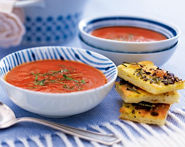 Scharfe Tomaten-Sambuca-Suppe mit Kaffee-Salz-Focaccia Rezept | LECKER