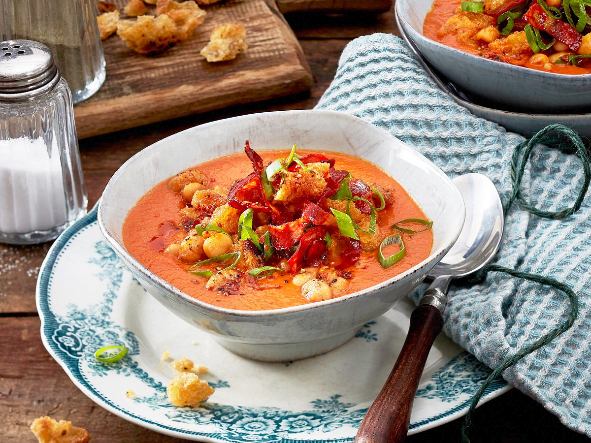 Scharfe Tomatensuppe mit Knusper-Topping Rezept