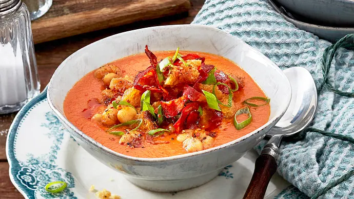 Scharfe Tomatensuppe mit Knusper-Topping Rezept - Foto: LECKER @ Bauer Media Group Scharfe Tomatensuppe mit Knusper-Topping Rezept - Foto: LECKER @ Bauer Media Group