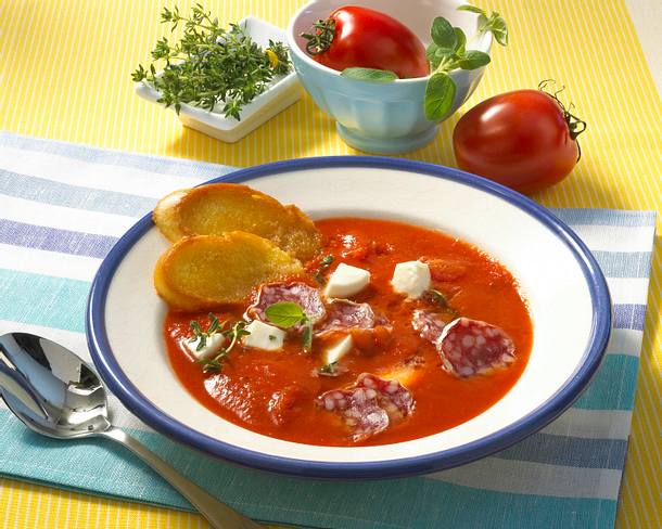 Scharfe Tomatensuppe mit Salami Rezept Scharfe Tomatensuppe mit Salami Rezept