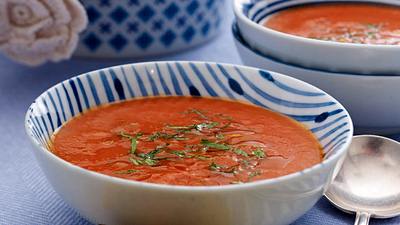 Scharfe Tomatensuppe mit Sambuca zu Salz-Kaffee-Cracker Rezept - Foto: House of Food / Bauer Food Experts KG