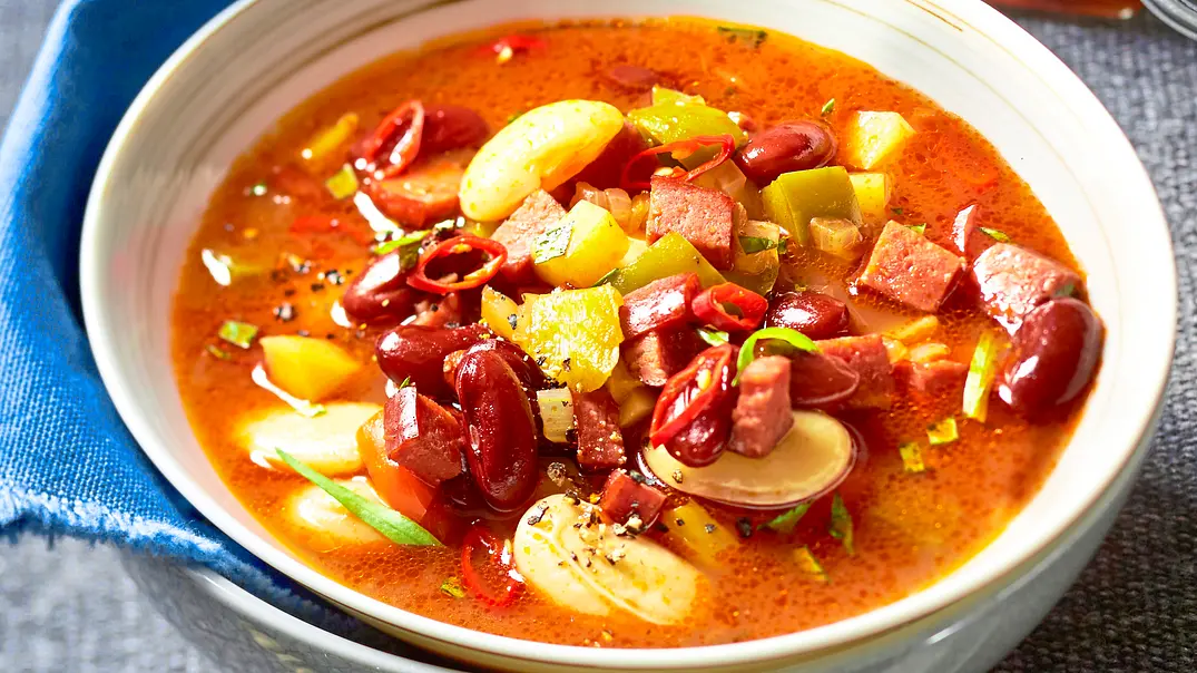 Scharfer Bohnentopf mit Kabanossi Rezept - Foto: LECKER @ Bauer Media Group Scharfer Bohnentopf mit Kabanossi Rezept - Foto: LECKER @ Bauer Media Group